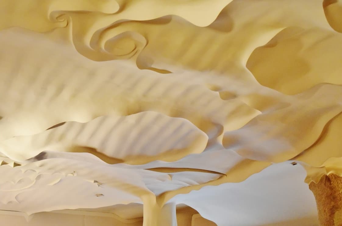 Techo ondulado de yeso en el interior de la Casa Milà